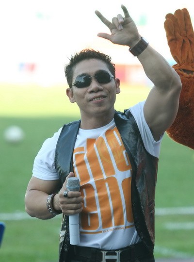 Vị khách mời đặc biệt, lực sĩ Phạm Văn Mách. Tuy nhiên anh đến sân không phải để biểu diễn cơ bắp mà để mang lại niềm vui cho các khán giả bằng những lời ca tiếng hát.
